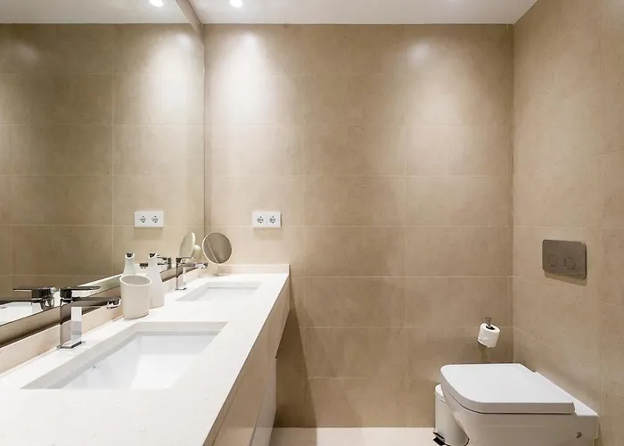 Apartup Beachfront Deluxe Apartment