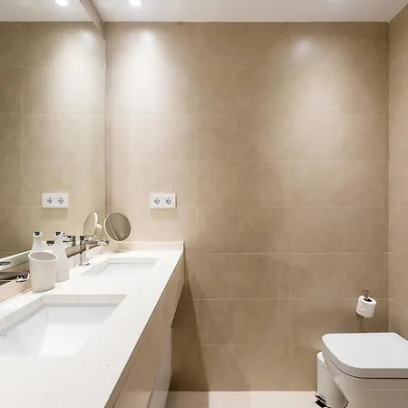 Apartup Beachfront Deluxe Apartment