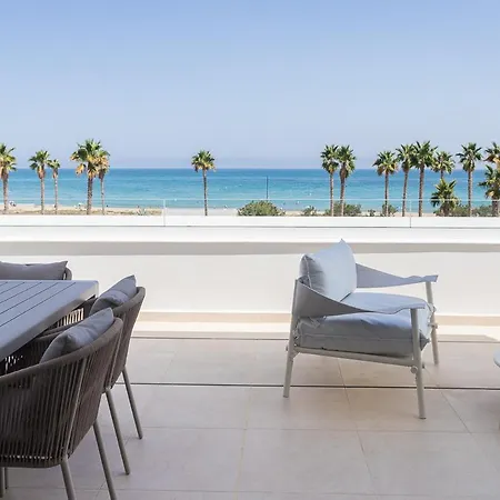 Apartup Beachfront Deluxe Apartment